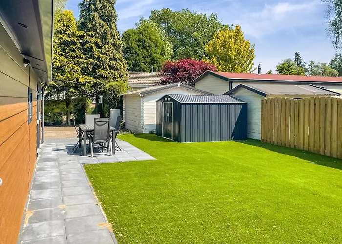 Stunning Stacaravan In פוטן